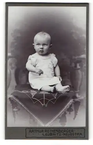 Fotografie Arthur Rothenberger, Leubnitz & Neuostra, Portrait süsses Baby auf einem Stuhl