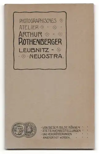 Fotografie Arthur Rothenberger, Leubnitz & Neuostra, Portrait süsses Baby auf einem Stuhl