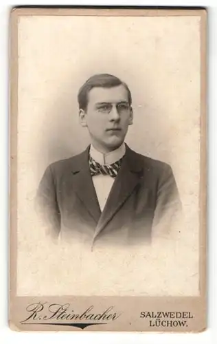 Fotografie R. Steinbacher, Salzwedel & Lüchow, Portrait junger Herr mit Brille im Anzug