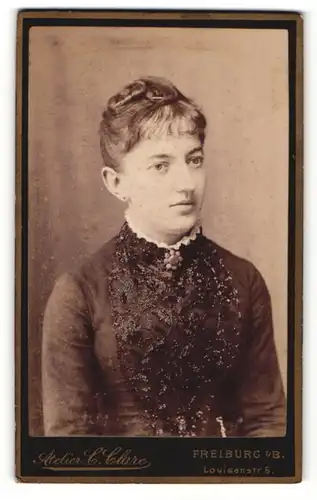 Fotografie G. Glare, Freiburg i.B., Portrait junge Dame im schwarzen bestickten Kleid