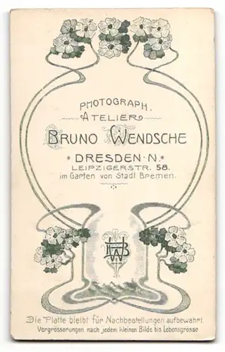 Fotografie Bruno Wendsche, Dresden-N., Portrait süsses Kleinkind mit Ohrringe im weissen Kleidchen auf einem Fell