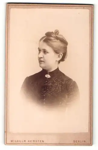 Fotografie Wilhelm Kersten, Berlin, Portrait Mädchen im bestickten schwarzen Kleid mit Hochsteckfrisur
