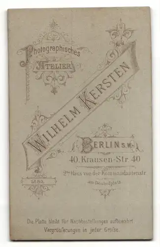 Fotografie Wilhelm Kersten, Berlin, Portrait Mädchen im bestickten schwarzen Kleid mit Hochsteckfrisur