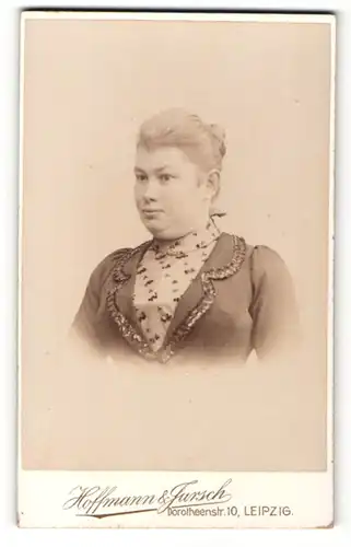 Fotografie Hoffmann & Jursch, Leipzig, Portrait bürgerliche Dame mit Hochsteckfrisur und Kragenbrosche