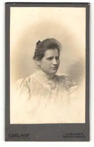 Fotografie Carl Hof, Giessen, Portrait junge Dame im hübschen Kleid mit Puffärmeln