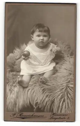 Fotografie F. Renziehausen, Hannover, Portrait niedliches Kleinkind im weissen Hemd mit Ball