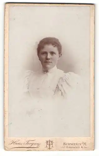 Fotografie Hans Torgau, Schwerin i / M., Portrait bürgerliche Dame mit zurückgebundenem Haar und Kragenbrosche