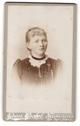 Fotografie Heinrich Heckel, Neunkirchen, Portrait junge Dame im hübschen Kleid mit Halsband