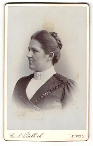 Fotografie Carl Bellach, Leipzig, Portrait bürgerliche Dame mit Flechtfrisur und Kragenbrosche