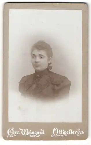 Fotografie Chr. Weingard, Ottweiler, Portrait Fräulein mit zusammengebundenem Haar