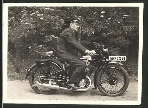 Fotografie Motorrad DKW, Fahrer in Uniform auf Krad sitzend, Kennzeichen: IA-73281