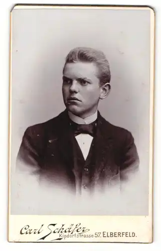 Fotografie Carl Schäfer, Elberfeld, Portrait junger Mann in Anzug mit Fliege