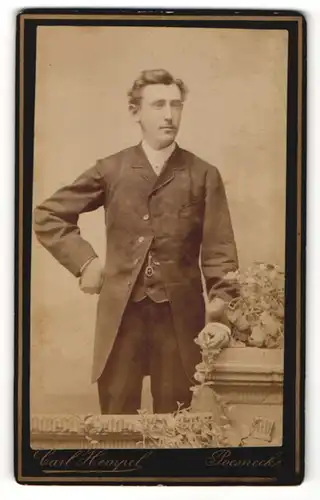 Fotografie Carl Hempel, Poesneck, Portrait junger Herr in zeitgenöss. Garderobe