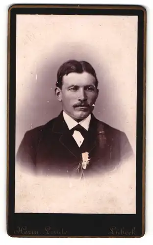 Fotografie Herm. Linde, Lübeck, Portrait Mann mit Mittelscheitel