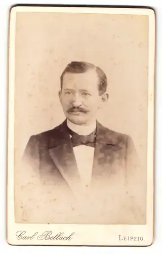 Fotografie Carl Bellach, Leipzig, Portrait Herr mit Oberlippenbart in Anzug