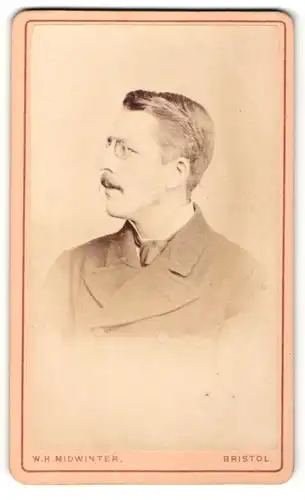 Fotografie W. H. Midwinter, Bristol, Portrait junger charmanter Mann mit Zwicker