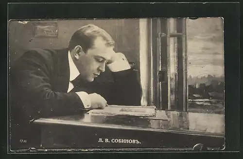 AK Opernsänger Leonid Sobinow liest Zeitung