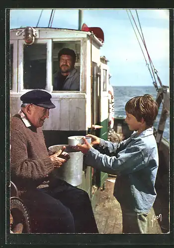 AK Filmszene aus Sébastien et la Mary-Morgane von Cécile Aubry, Mahlzeit auf einem Fischerboot