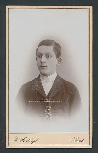 Fotografie E. Hartkopf, Soest, Portrait halbwüchsiger Knabe in Anzug