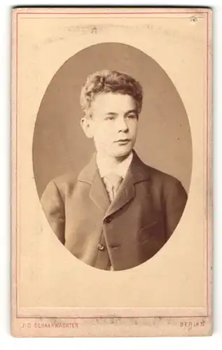 Fotografie J. C. Schaarwächter, Berlin, Portrait junger Mann in zeitgenöss. Kleidung