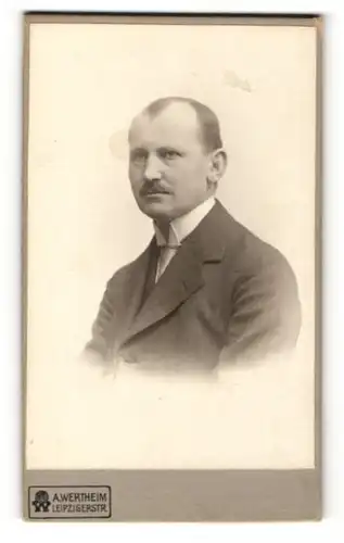 Fotografie A. Wertheim, Berlin, Portrait Herr in Anzug mit Hemd mit Stehkragen