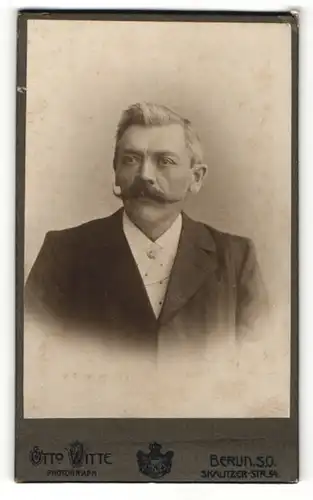 Fotografie Otto Witte, Berlin S. O., Portrait bürgerlicher Herr im Anzug mit Schnauzbart