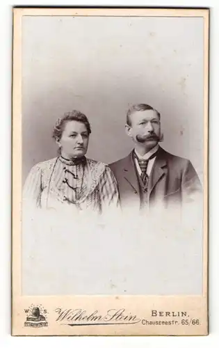 Fotografie Wilhelm Stein, Berlin, Portrait bürgerliches Paar in hübscher Kleidung