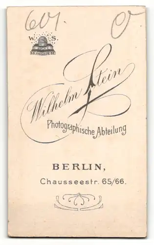 Fotografie Wilhelm Stein, Berlin, Portrait bürgerliches Paar in hübscher Kleidung