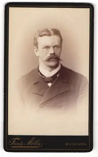 Fotografie Friedrich Müller, München, Portrait elegant gekleideter Herr mit Schnurrbart