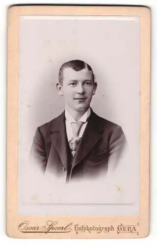 Fotografie Oscar Spoerl, Gera, Portrait charmant lächelnder junger Mann in Krawatte und Anzug
