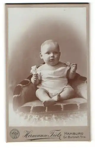 Fotografie Hermann Tietz, Hamburg, Portrait bezauberndes Kleinkind im weissen Hemdchen