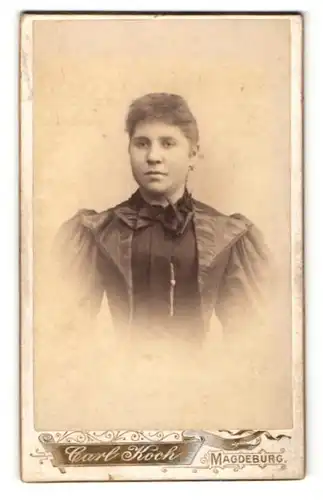 Fotografie Carl Koch, Magdeburg, Portrait brünette Schönheit in gerüschter Bluse