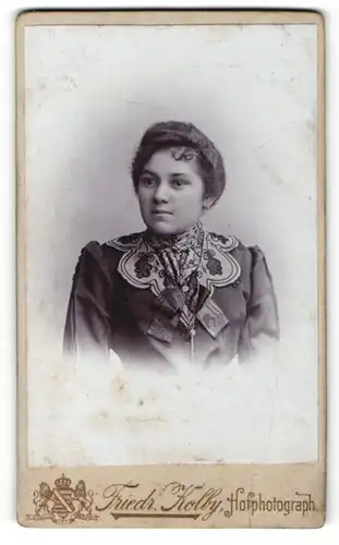 Fotografie Friedrich Kolby, Plauen i. V., Portrait wunderschönes Fräulein in elegant bestickter Bluse