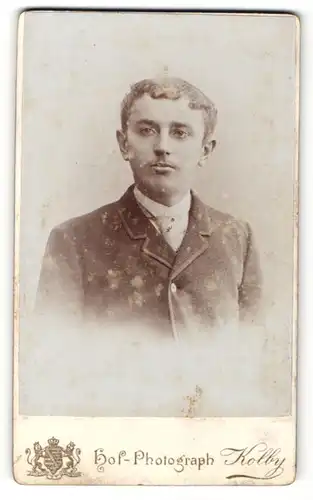 Fotografie Friedrich Kolby, Plauen i. V., Portrait charmant blickender junger Mann im Jackett