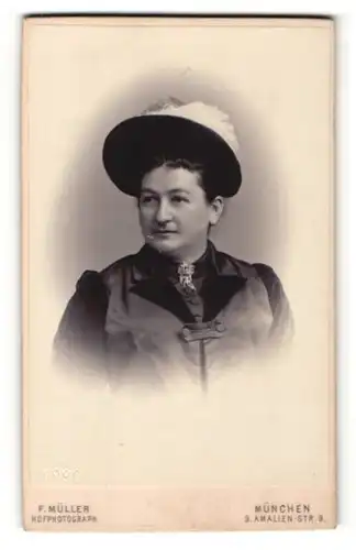 Fotografie F. Müller, München, Portrait elegant gekleidete Dame mit Hut