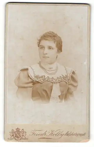 Fotografie Friedrich Kolby, Plauen i / V., Portrait junge Dame im eleganten Kleid mit Halskette