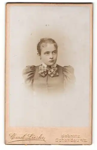 Fotografie Emil Lieske, Sebnitz, Portrait junges Mädchen mit zurückgebundenem Haar und Kragenschleife