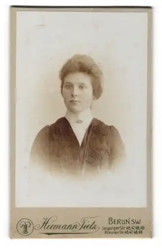 Fotografie Hermann Tietz, Berlin-SW, Portrait hübsch gekleidete Dame mit Kragenbrosche