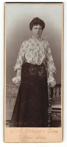Fotografie P. H. Uhlmann, Gera, Dame im Kleid mit Musterverzierter Bluse