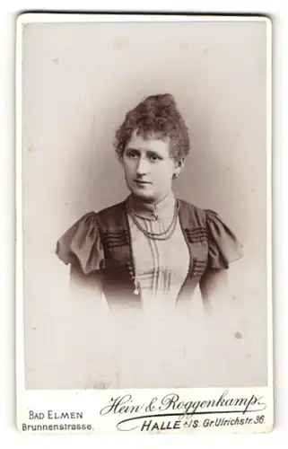 Fotografie Hein & Roggenkamp, Halle a. S., Dame im Kleid mit Hochsteckfrisur