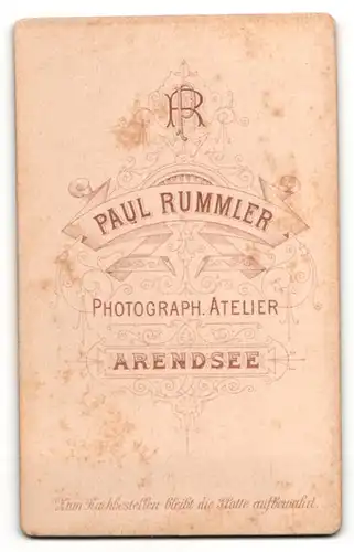 Fotografie Paul Rummler, Arendsee, Junge Frau im schwarzen Kleid mit kleinen Schleifen