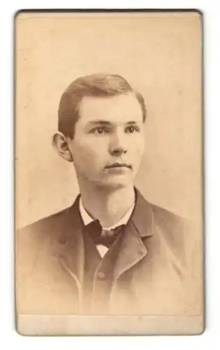 Fotografie Jno. D. Frederic, Waynesboro, PA, Portrait Portrait junger hübscher Mann mit Fliege im Jackett
