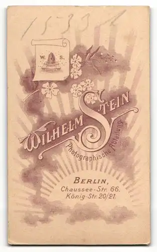 Fotografie Wilhelm Stein, Berlin, wunderschönes Fräulein mit Brosche am Kragen