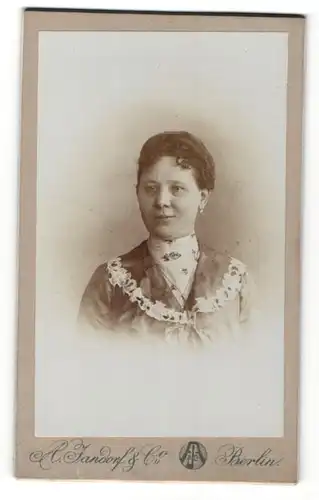 Fotografie A. Jandorf, Berlin, Portrait wunderschöne dunkelhaarige Frau in bestickter Bluse