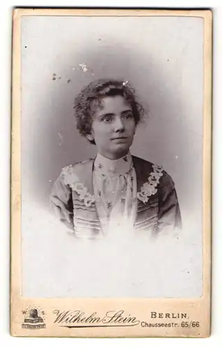 Fotografie Wilhelm Stein, Berlin, Portrait Mädchen in gemusterter Bluse & Kette