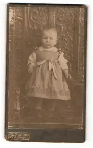 Fotografie Atelier Wertheim, Berlin, Portrait Kleinkind im Kleidchen auf einem Stuhl