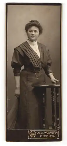 Fotografie Carl Wolffram, Stendal, Portrait Frau im schwarzen Kleid mit Kette