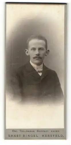 Fotografie Ernst Bingel, Hersfeld, Portrait junger Mann mit Schnauzer im Anzug