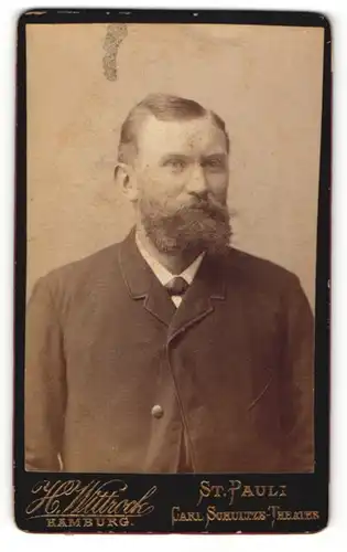 Fotografie H. Wittrock, Hamburg, Portrait bürgerlicher Herr mit Bart im Mantel