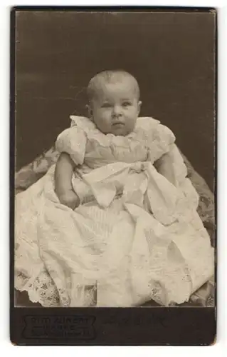 Fotografie Otto Kunert, Wanne, Portrait Kleinkind im weissen Kleidchen